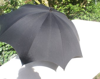 Vintage Regenschirm,schwarz und dekorativ, Metallrahmen