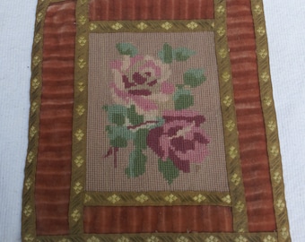 Vintage Belgisch tapijtkleedje - met de hand geborduurde rozen in Petit Point