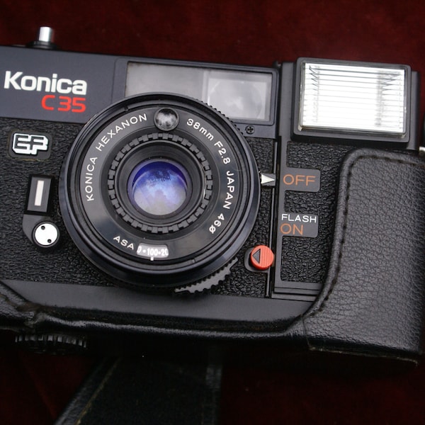 Konica C35 EF Point and Shoot 35 mm filmcamera lens: Hexanon 38 mm f2.8