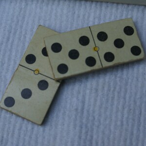 Vintage geperst papieren dominospel compleet 28 stuks, dominostenen