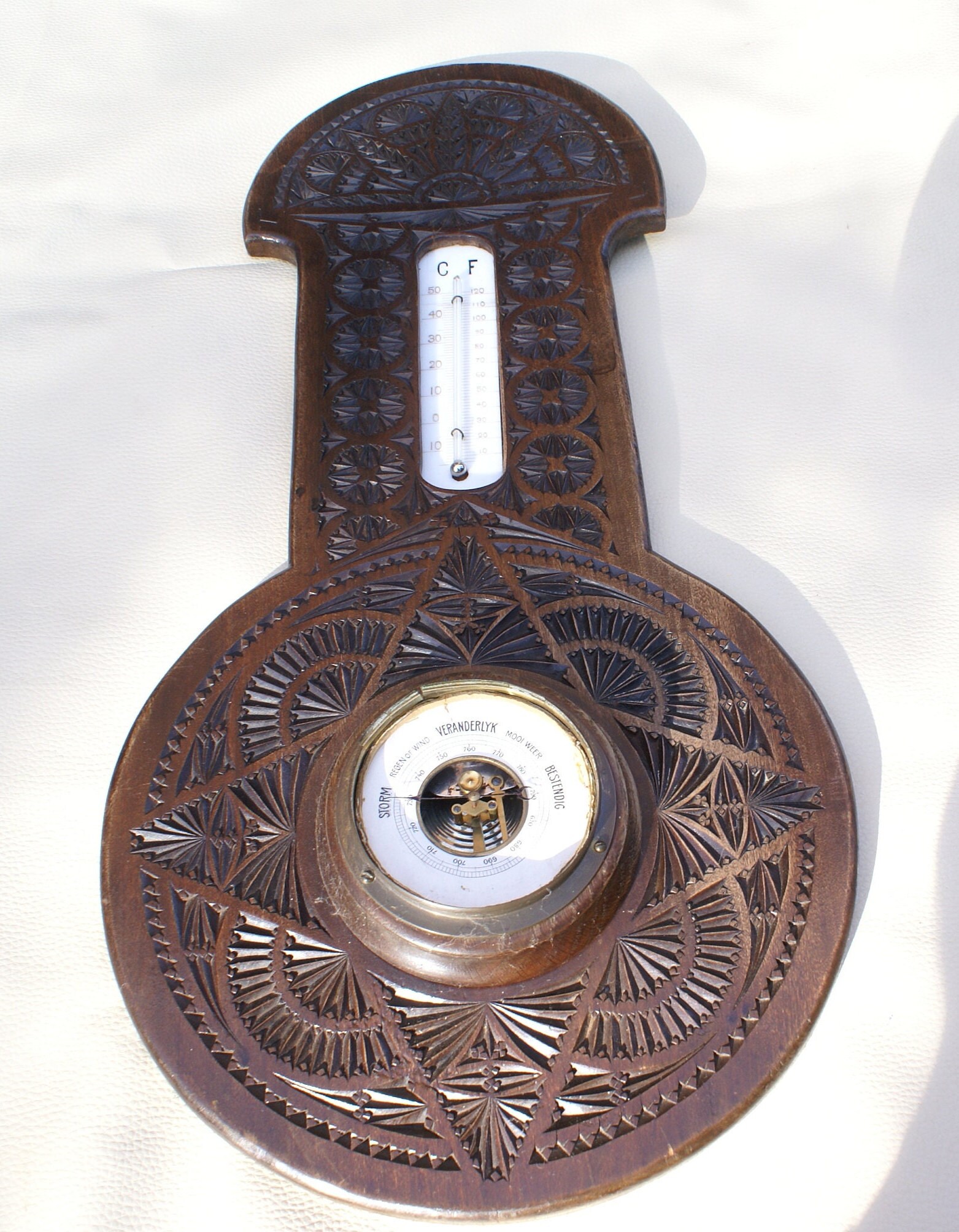 Stazione meteorologica con cornice in stile vintage, intagliata a mano in stile frisone olandese.