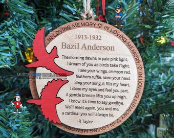 Puede incluir: Un adorno navideño de madera con un diseño de cardenal rojo y un poema sobre recordar a un ser querido. El adorno dice "En memoria cariñosa 1913-1932 Bazil Anderson".