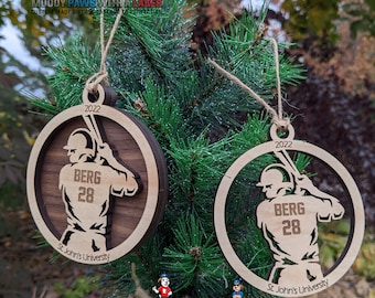 Adorno navideño personalizado de madera para jugador de béisbol o sóftbol - Secundaria/Universidad - Femenino/Masculino - Regalo para equipo - Número de camiseta