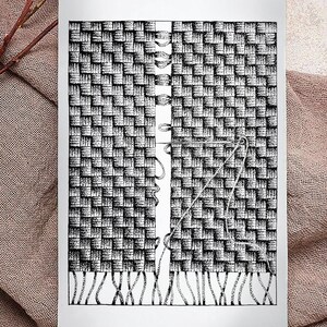 Op de afbeelding: Zwart-wit pen- en inkttekening van een geweven textielpatroon. Het kunstwerk heeft een gedetailleerd, gestructureerd ontwerp met een centrale verticale naad en een veiligheidsspeld. De tekening staat op een witte achtergrond.