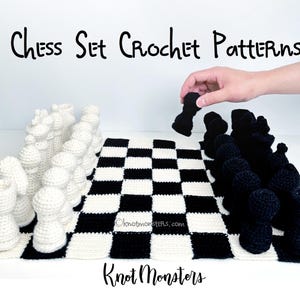 Può includere: Scacchiera all'uncinetto con pezzi bianchi e neri su una scacchiera. L'immagine include il testo "Chess Set Crochet Patterns" e il nome del venditore, "Knot Monsters."
