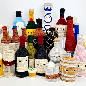 Può includere: Una collezione di bottiglie e bicchieri per bevande in amigurumi all'uncinetto. Le bottiglie sono di vari colori e stili, tra cui vino, birra e liquori. Ci sono anche bicchieri per vino, birra e cocktail. Gli amigurumi sono tutti sorridenti e hanno facce carine.