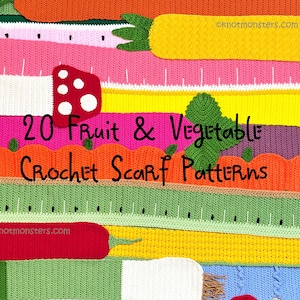 Puede incluir: Un patrón de bufanda de ganchillo colorido con 20 frutas y verduras diferentes. La bufanda está hecha de filas de hilo de diferentes colores, cada una representando una fruta o verdura diferente. El texto "20 Fruit & Vegetable Crochet Scarf Patterns" está escrito en negro sobre un fondo rosa.