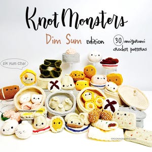 Op de afbeelding: Een verzameling amigurumi gehaakte dim sum, waaronder dumplings, broodjes en andere Aziatisch geïnspireerde etenswaren. De speeltjes zijn in verschillende kleuren en vormen, met lachende gezichten. De tekst "Knot Monsters Dim Sum Edition" is zichtbaar.