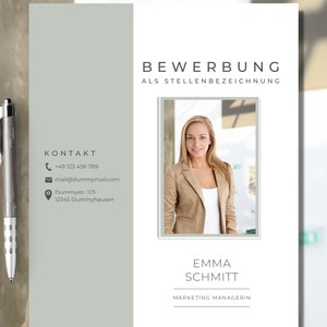 Könnte beinhalten: Eine professionelle Lebenslaufvorlage mit einem Foto einer Frau in einem Blazer. Der Lebenslauf enthält Kontaktinformationen, das Wort "BEWERBUNG" oben und den Namen "EMMA SCHMITT" mit dem Titel "MARKETING MANAGERIN". Auf der linken Seite befindet sich ein silberner Stift.