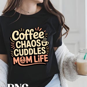 Peut inclure: T-shirt noir avec l'inscription "Coffee Chaos Cuddles Mom Life" dans un design coloré. Le t-shirt présente un graphisme de tasse à café et un graphisme de maman et bébé. Le mot "PNG" est en bas.