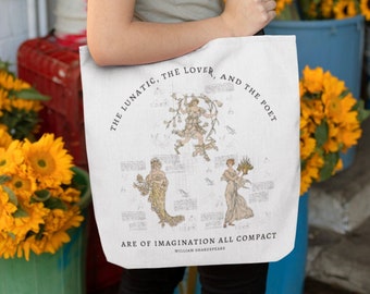 Pode incluir: Uma bolsa tote branca com uma alça preta. A bolsa apresenta uma citação de William Shakespeare: "O lunático, o amante e o poeta são todos de imaginação compacta." A citação é cercada por uma ilustração de três figuras.