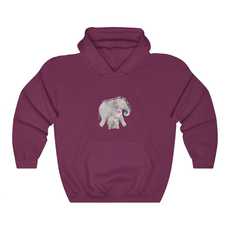 Op de afbeelding: Een maroon hoodie met een afbeelding van twee olifanten, waarvan er &eacute;&eacute;n een wereldbol vasthoudt met de tekst "Love each other, Love the Earth".