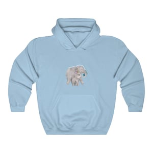 Op de afbeelding: Lichtblauwe hoodie met een afbeelding van twee olifanten, een moeder en haar baby, die een wereldbol vasthouden met de tekst "Love Each Other, Love The Earth".