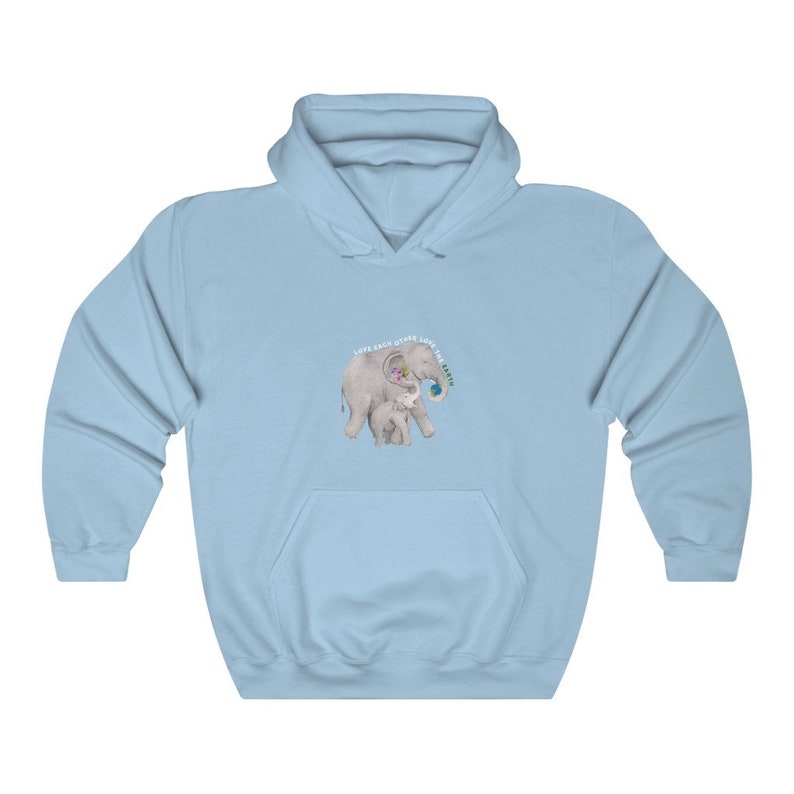 Op de afbeelding: Lichtblauwe hoodie met een afbeelding van twee olifanten, een moeder en haar baby, die een wereldbol vasthouden met de tekst "Love Each Other, Love The Earth".