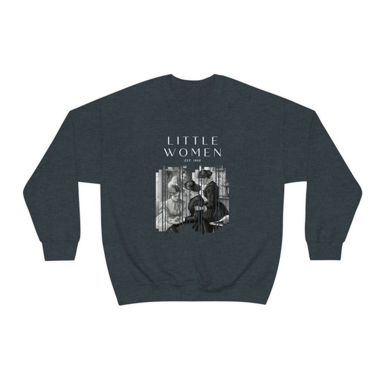 K&ouml;nnte beinhalten: Ein dunkelblauer Pullover mit einem grafischen Druck eines Schwarzwei&szlig;bildes von vier Frauen. Der Text "LITTLE WOMEN EST. 1868" ist in Wei&szlig; &uuml;ber dem Bild gedruckt.