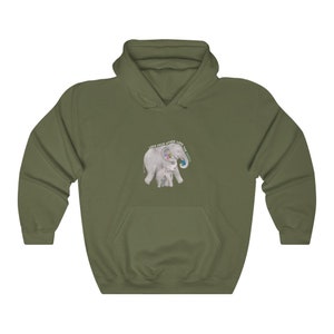 Op de afbeelding: Een groene hoodie met een afbeelding van twee olifanten. De grotere olifant houdt een wereldbol in zijn slurf. De tekst "Love each other, Love the planet" staat boven de olifanten.