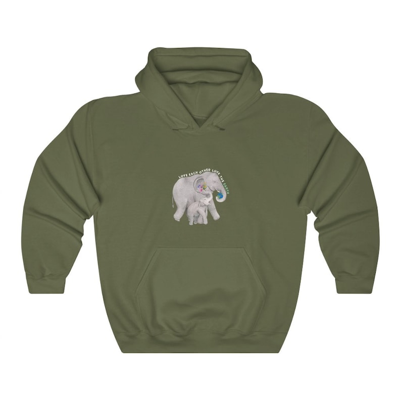 Op de afbeelding: Een groene hoodie met een afbeelding van twee olifanten. De grotere olifant houdt een wereldbol in zijn slurf. De tekst "Love each other, Love the planet" staat boven de olifanten.