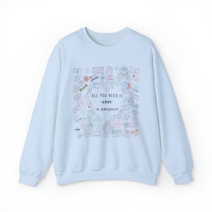 Carimbos de passaporte Moletom Amante de viagens Suéter Wanderlust Crewneck Vintage Viajante Top Presentes para viajantes Presente para comissário de bordo Suéter de viagem Light Blue