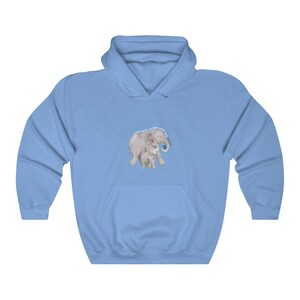 Op de afbeelding: Lichtblauwe hoodie met een afbeelding van twee olifanten, een moeder en haar baby, met de tekst "Love each other, Love the Earth" gedrukt op de voorkant.