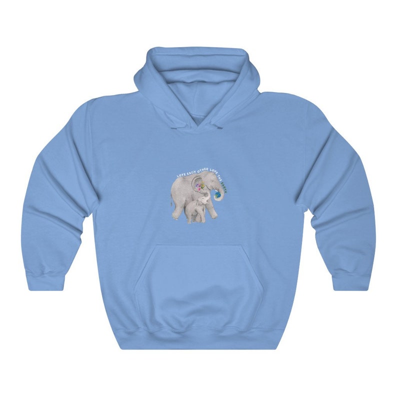 Op de afbeelding: Lichtblauwe hoodie met een afbeelding van twee olifanten, een moeder en haar baby, met de tekst "Love each other, Love the Earth" gedrukt op de voorkant.