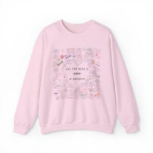 Carimbos de passaporte Moletom Amante de viagens Suéter Wanderlust Crewneck Vintage Viajante Top Presentes para viajantes Presente para comissário de bordo Suéter de viagem Light Pink