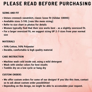 Puede incluir: Instrucciones de talla y cuidado para una sudadera con cuello redondo unisex hecha de 50% algod&oacute;n y 50% poli&eacute;ster. El texto menciona que la sudadera talla grande y sugiere pedir 2-3 tallas m&aacute;s grandes. La sudadera es lavable a m&aacute;quina y se puede secar en secadora.