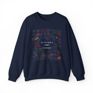 Carimbos de passaporte Moletom Amante de viagens Suéter Wanderlust Crewneck Vintage Viajante Top Presentes para viajantes Presente para comissário de bordo Suéter de viagem Navy