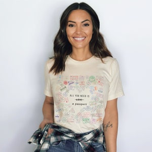 Camiseta Travel Stamps Camiseta de viagem Granola Girl Camiseta de viagem Presente de viajante Camiseta com carimbo de passaporte Avião Wanderlust Viajante do mundo Camiseta de comissária de bordo