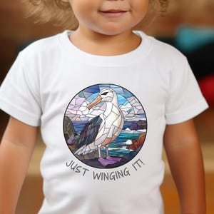 Bonita camiseta para niños pequeños, camiseta Just Winging It, camiseta de verano para niños, camiseta con gráfico de pájaros, ropa de juego divertida para niños pequeños, regalo perfecto para los más pequeños