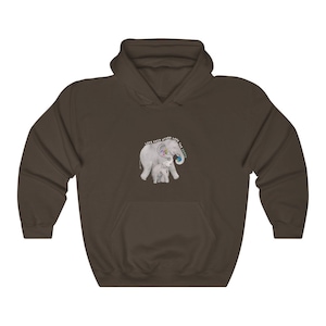 Op de afbeelding: Een bruin hoodie met een afbeelding van twee olifanten die een wereldbol vasthouden. De tekst "Love each other, Love the planet" is rond de wereldbol gedrukt.