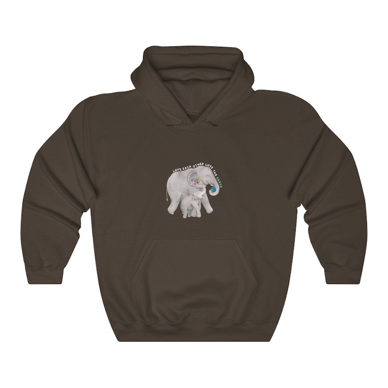 Op de afbeelding: Een bruin hoodie met een afbeelding van twee olifanten die een wereldbol vasthouden. De tekst "Love each other, Love the planet" is rond de wereldbol gedrukt.