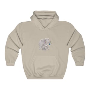 Op de afbeelding: Een licht beige hoodie met een afbeelding van een moeder- en babyolifant. De moederolifant houdt een wereldbol in haar slurf. De tekst "Love Each Other Love The Earth" is rond de olifanten gedrukt.