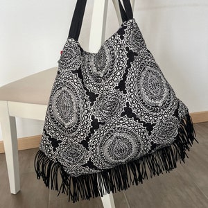 Bolso tote femenino en tejido fabricado en Suiza con diseño geométrico.