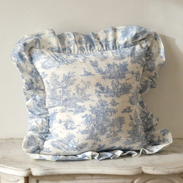 Housse de coussin à volants Toile de Jouy Bleu & Ecru. Fermeture à glissière invisible. 100% coton, fait main en France. Housse de coussin uniquement !