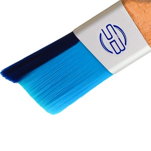 Puede incluir: Un pincel azul y negro con un mango blanco y un logotipo azul que dice "HB".