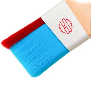 Puede incluir: Un pincel azul y rojo con un mango blanco y el logotipo "GS" impreso en él.