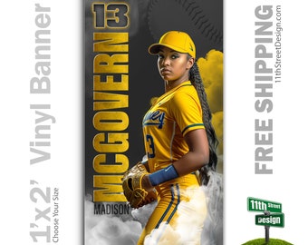 Op de afbeelding: Een softbalspeler in een geel en groen uniform met de naam "MCGOVERN" en nummer "13" op de rug. De speler houdt een honkbalhandschoen vast en staat voor een zwart-witte achtergrond met rook effecten. De tekst "SCRAPPERS SOFTBALL 20XX" staat bovenaan de banner.