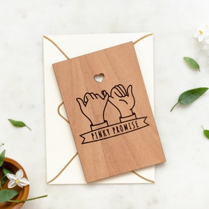 Pinky Versprechen Holz Karte, Valentinstag Karte, Holz Jubiläumskarte, Beste Freundin Karte, Weihnachtskarte für Frau, Freundin, personalisiert