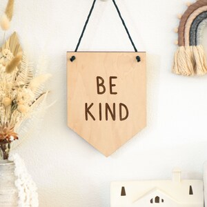 Sei Kind Holz Wimpel, Holz Kinderzimmer Wimpel, Babyzimmer Dekoration, Wimpelkette, Kinderzimmer Dekoration, Kinderzimmer hängen