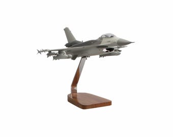 Modelo grande de caoba con cabina transparente y armamento completo del Lockheed Martin F-16 Fighting Falcon