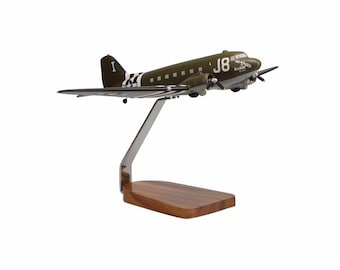 Maqueta grande de caoba del Douglas C-47A Skytrain "Kilroy Is Here"