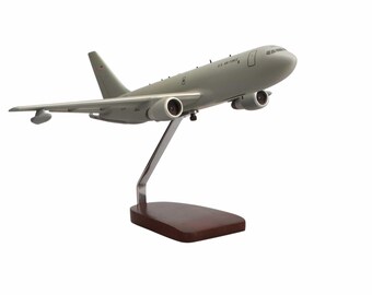 Maqueta grande de caoba del Boeing KC-46 Pegasus