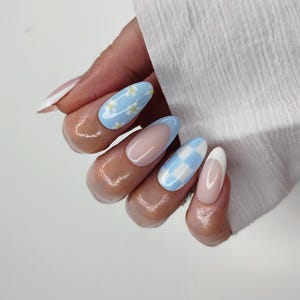 Uñas postizas adhesivas con diseño de cuadros y flores en azul bebé, uñas postizas adhesivas con diseño de margaritas en tonos pastel