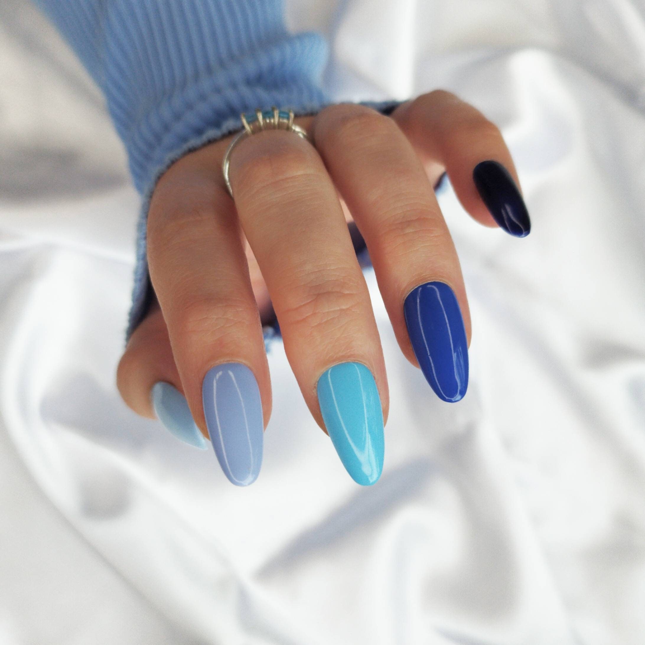 Short Blue 5 Gradient Nail Look