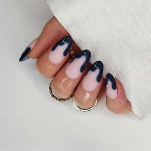 Uñas postizas con diseño de remolino, estrellas, luna y cielos plateados cromados.