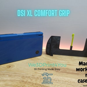 Pode incluir: Um console de jogos portátil Nintendo DSi XL azul com um suporte preto impresso em 3D. O suporte é projetado para manter o console na posição vertical e tem um acento amarelo. O texto "DSI XL COMFORT GRIP" é exibido na parte superior da imagem. O texto "We3DPrint4You 3D Printing Made Easy" é exibido abaixo do console. O texto "Made to work with no case/skin" é exibido no lado direito da imagem.