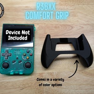 以下が含まれることがあります： R36XXポータブルゲーム機用の黒いコンフォートグリップ。ターコイズ色のポータブルコンソールと一緒に表示されています。画面には「Device Not Included」と表示されています。画像には「R36XX COMFORT GRIP」と「Comes in a variety of color options」の文字も含まれています。