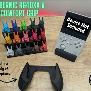 以下が含まれることがあります： Anbernic RG40XX ハンドヘルドゲームデバイス用の3Dプリントされた黒いグリップ。グリップは、デバイスをより快適に保持できるように設計されています。画像には、グリップのさまざまなカラーオプションと、"デバイスは含まれていません"というテキストが表示されたハンドヘルドゲームデバイスも表示されています。