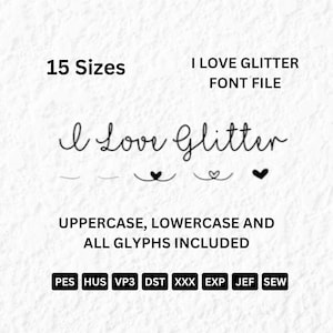 Puede incluir: Un archivo de fuente digital en blanco y negro para máquinas de bordado. La fuente dice "I Love Glitter" e incluye 15 tamaños, mayúsculas, minúsculas y todos los glifos. Los formatos de archivo incluidos son PES, HUS, VP3, DST, XXX, EXP, JEF y SEW.