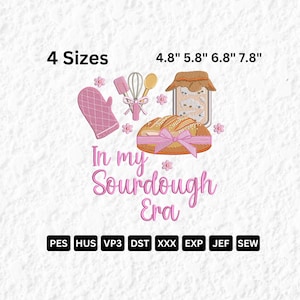 Puede incluir: Diseño de bordado con elementos de panadería. Incluye un guante de horno rosa, batidor, espátula, tarro y una hogaza de pan con un lazo rosa. El texto dice "In my Sourdough Era". Disponible en 4 tamaños: 12.2 cm, 14.7 cm, 17.3 cm y 19.8 cm.